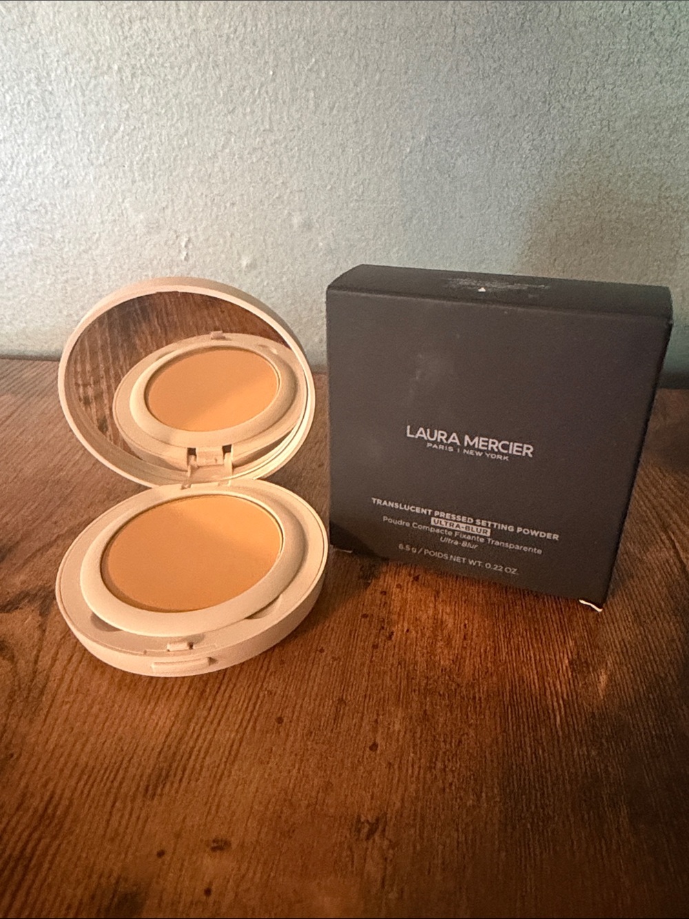 laura mercier Translucent HoneyPressed Setting Powder